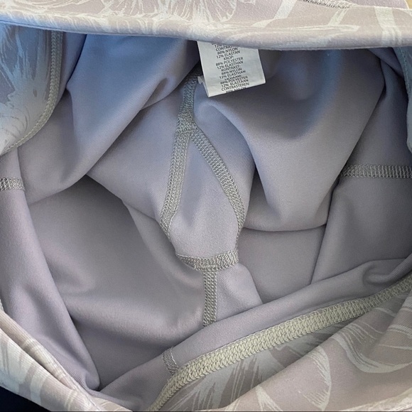 Fabletics Mid-Rise Mesh Powerhold Capri Bloomfield - Picture 10 of 10